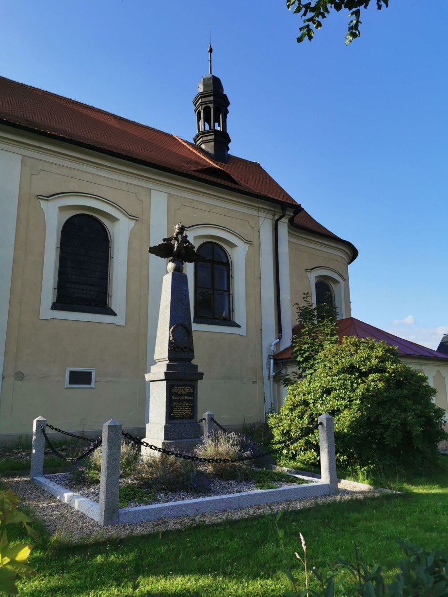 Pomník husara Emericha Berty u kostela sv. Kateřiny ve Stráži nad Nisou. 