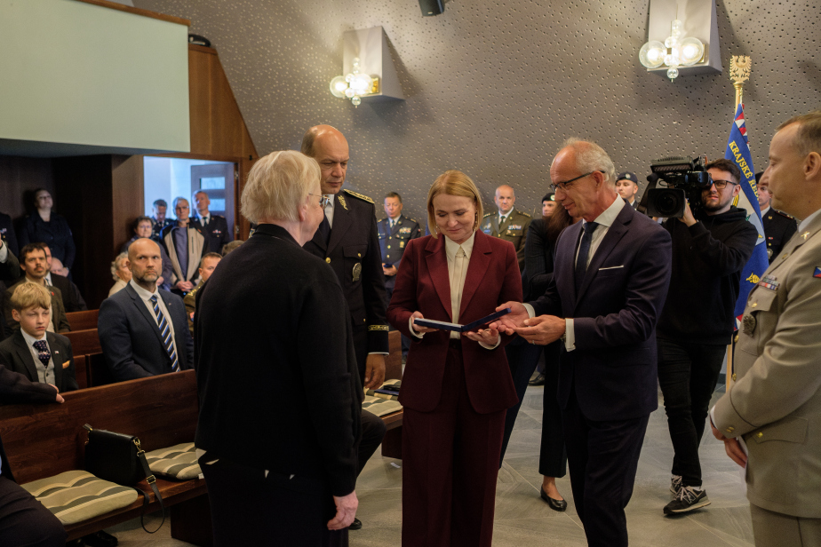 Fotografie z pohřbu strážmistra Viléma Lehera ve Vrbně pod Pradědem.
