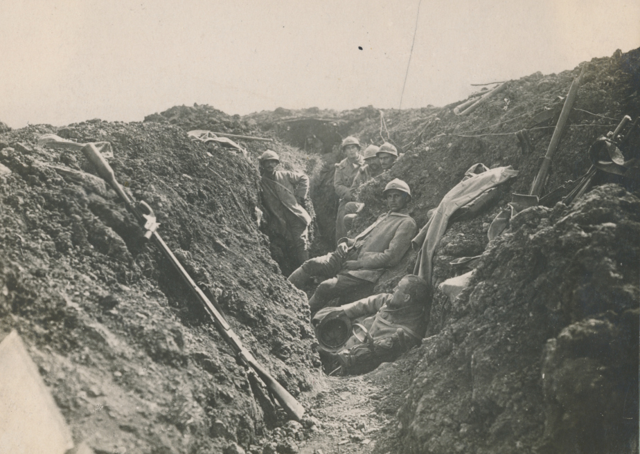 Čeští dobrovolníci pochodového praporu Cizinecké legie v zákopech na frontě r. 1916. 