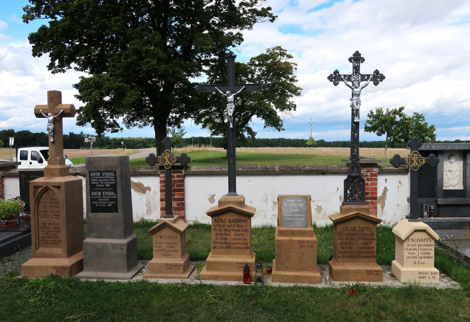 Pomníky na válečných hrobech na hřbitově u kostela sv. Jiří v Hrádku po renovaci. 