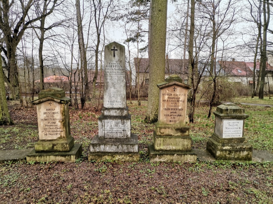 Celkový pohled na pomníky ve Štrosových sadech v Nechanicích před renovací. 