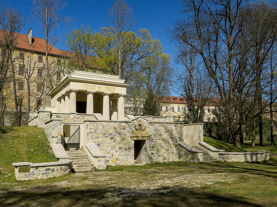 Jihoslovanské mauzoleum v Olomouci bylo postaveno roku 1926 ve stylu monumentálního neoklasicismu. 