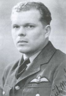 Letec Václav Netík se narodil 20. září 1910 ve Dvoře Králové nad Labem. Zemřel 20. července 1941. Jeho tělo bylo nalezeno na nizozemském ostrově Rottumeroog, kde byl pohřben. V roce 1947 byly ale jeho ostatky převezeny na hlavní hřbitov v Oldebroeku. 