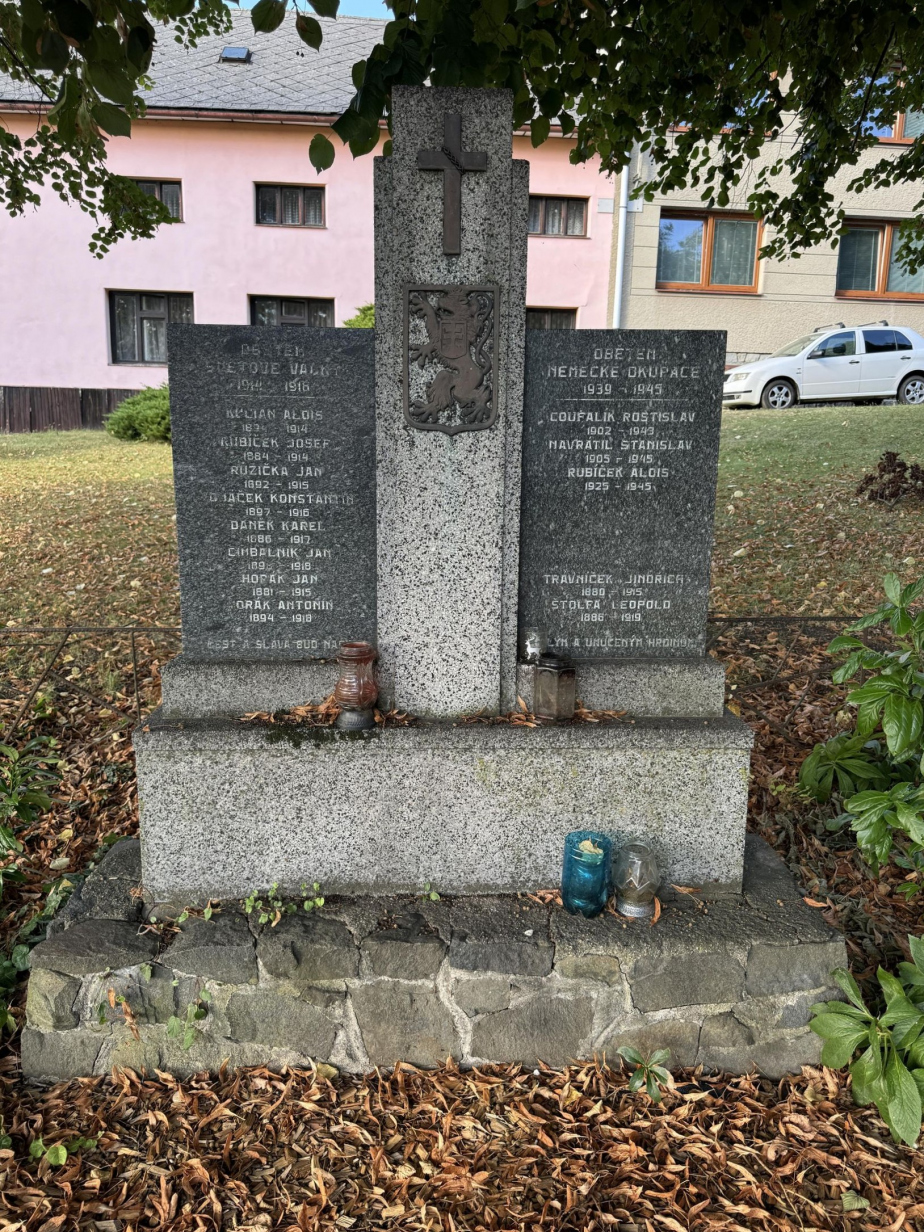 Pomník obětem 1. a 2. světové války v Tetěticích před renovací. 
