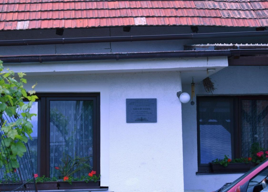 Šedočerná žulová deska s černým nápisem umístěná na rodném domku Václava Valeše v Mokré u Dobrušky. 