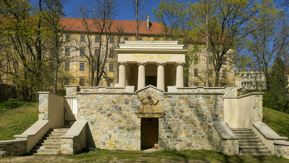 V podzemní kryptě se nachází ostatky více než 1 200 jihoslovanských vojáků, kteří zemřeli během první světové války na území Moravy a Slezska.