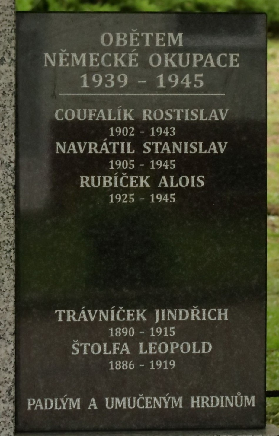 Detail zrenovované nápisové desky na pomníku obětem 1. a 2. světové války v Tetěticích. 