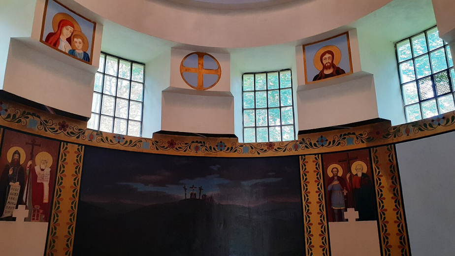 Interiér kaple zdobí nástěnné malby a fresky světců v byzantském stylu. 
