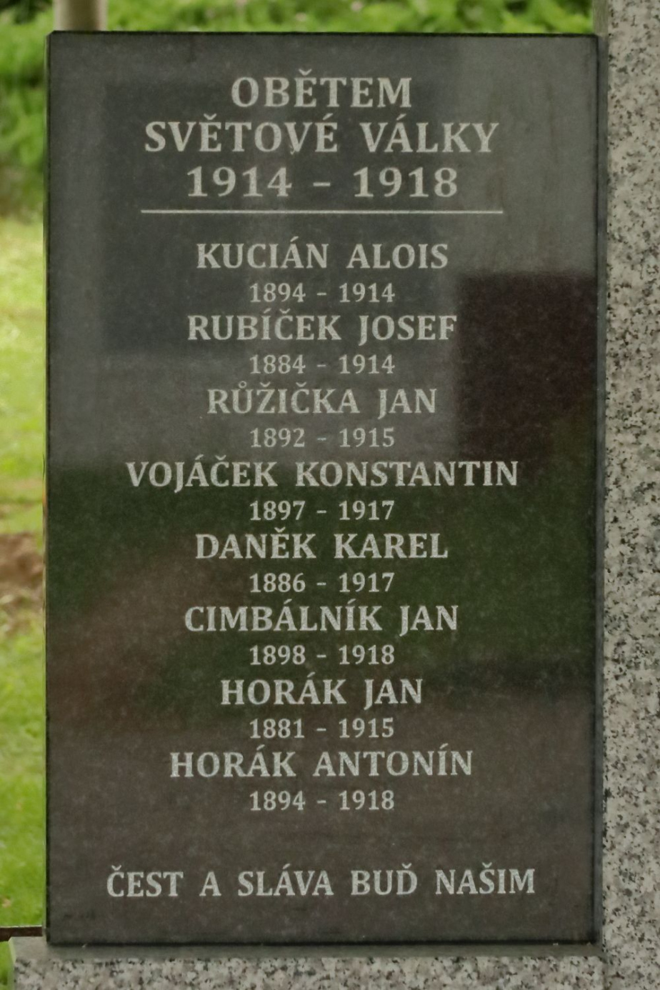 Detail zrenovované nápisové desky na pomníku obětem 1. a 2. světové války v Tetěticích. 