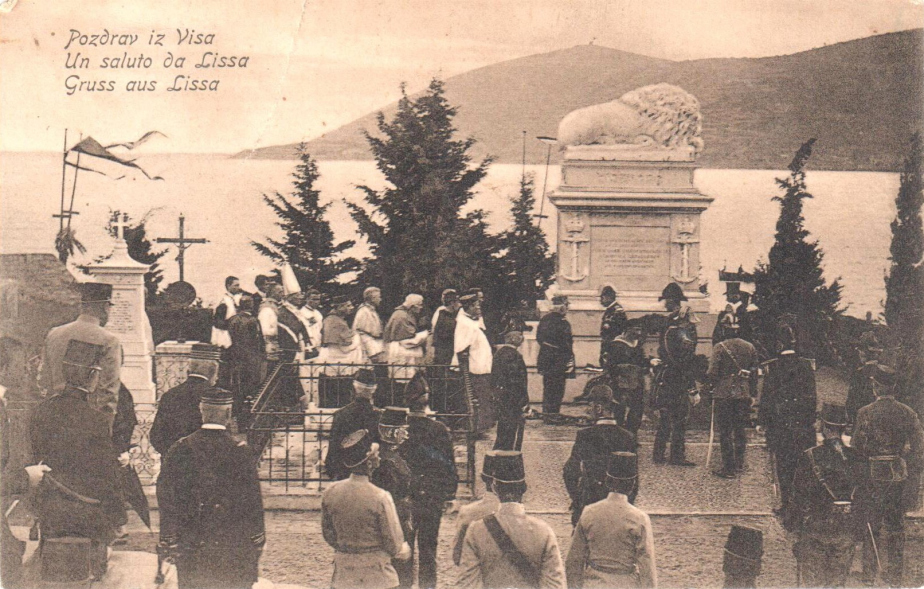 Pietní akt u pomníku obětem bitvy u Visu; pohlednice z roku 1907