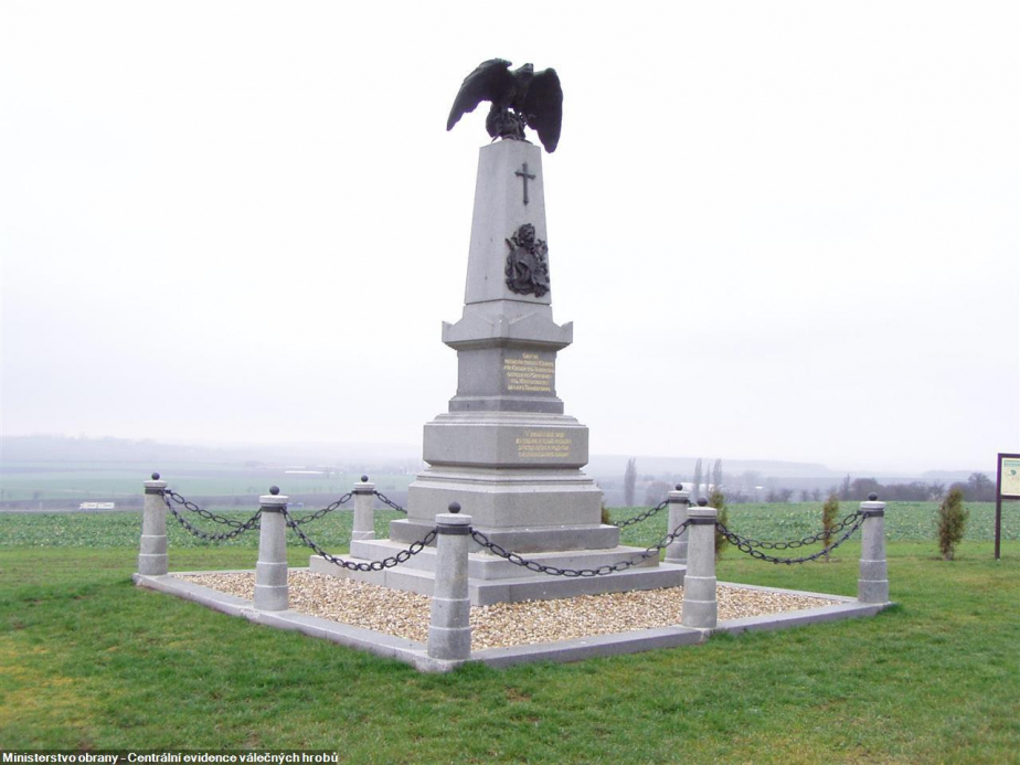 Monumentální pomník u Chlumu.