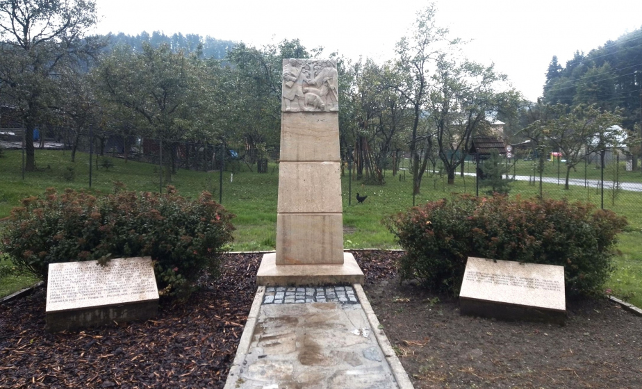 Pohled na pomník obětem obou světových válek v Rusavě po renovaci. 