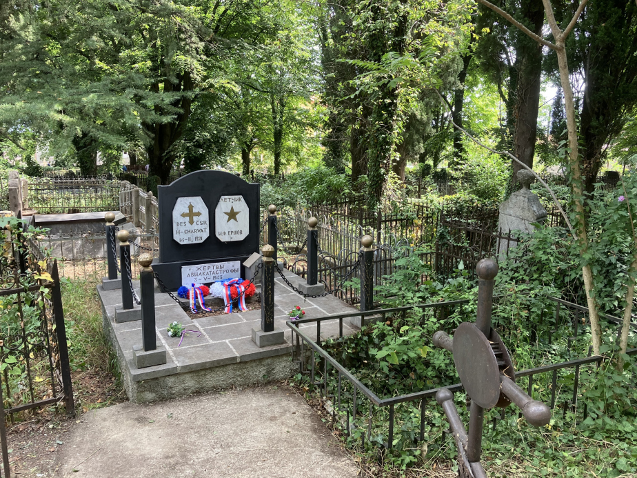 Hrob československého pilota Miroslava Tomáše Charváta na městském hřbitově v Telavi.