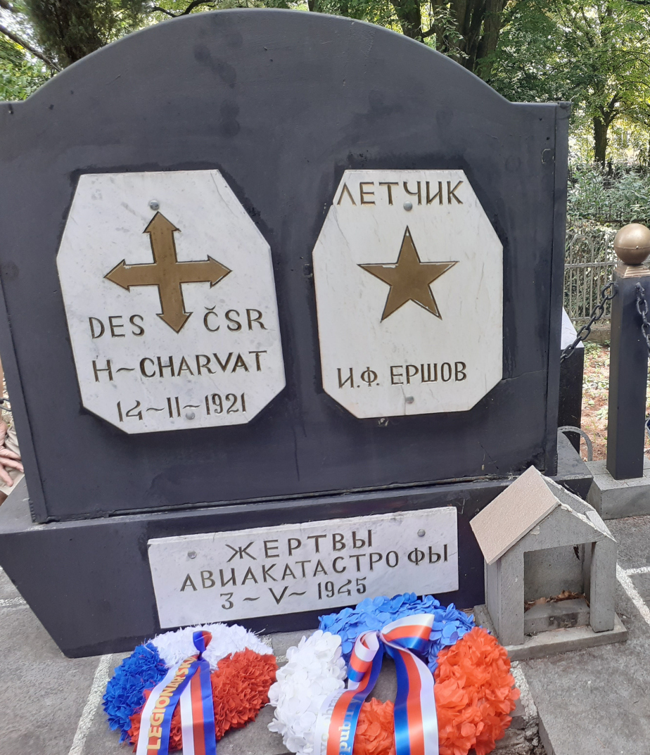 Detail hrobu pilota Miroslava Tomáše Charváta.