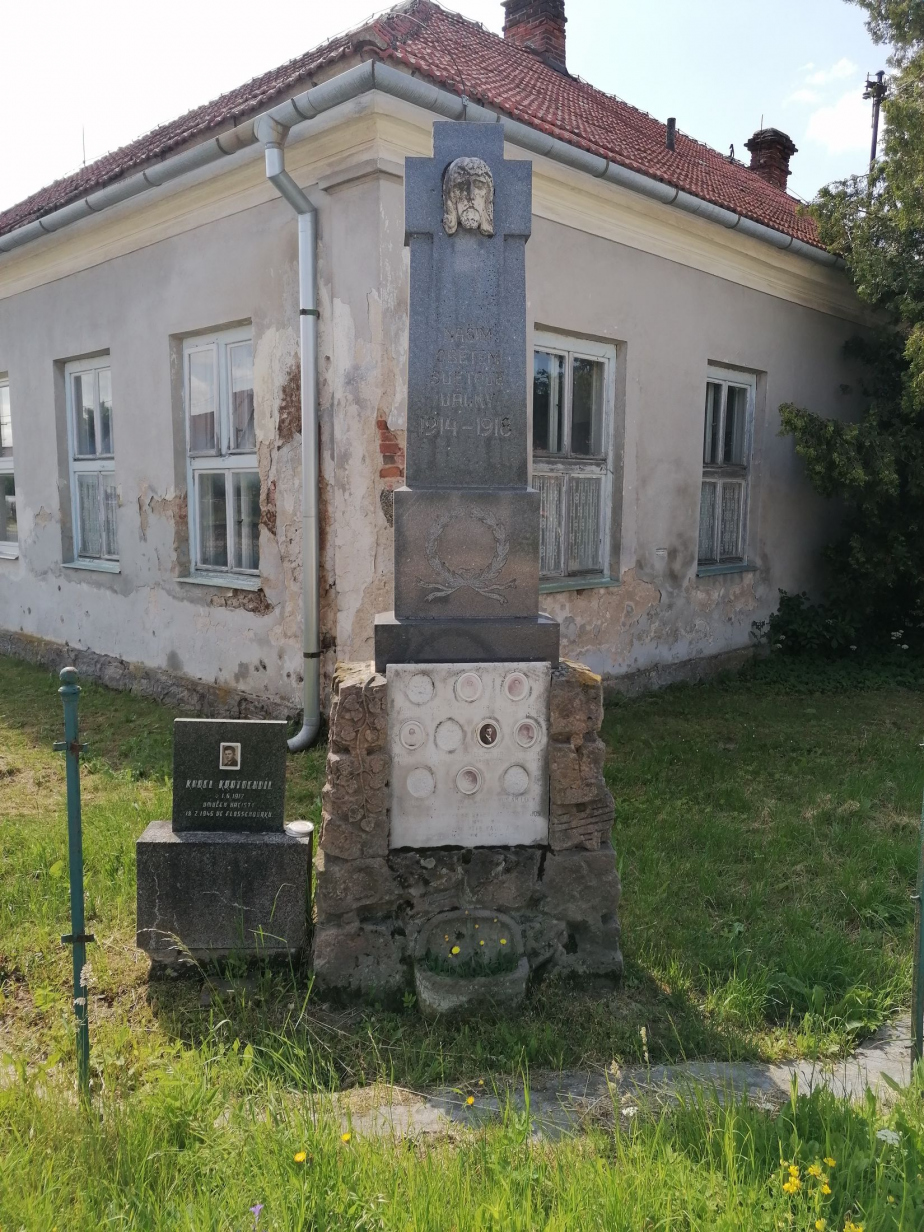 Pohled na pomníky ve Svatoslavi u Třebíče před renovací. 