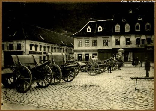 Ukořistěná rumunská děla na hlavním náměstí v sedmihradském Brašově (tehdy Kronstadt).