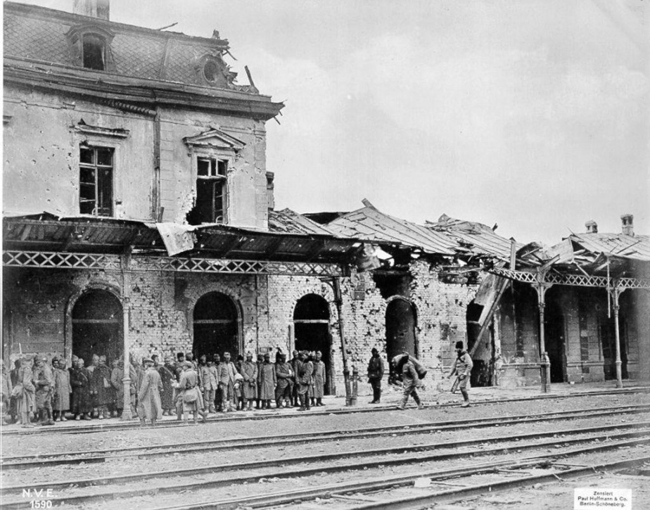 Železniční nádraží v Predealu po jeho dobytí vojsky Ústředních mocností v roce 1916. Budova byla během bojů těžce poškozena dělostřeleckou palbou.