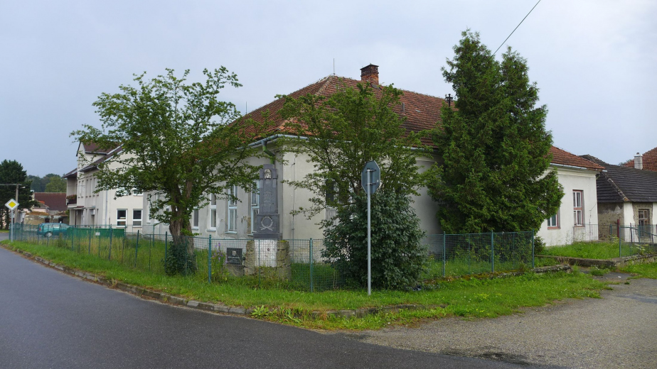 Celkový pohled zasazení pomníků ve Svatoslavi do prostoru před renovací. 