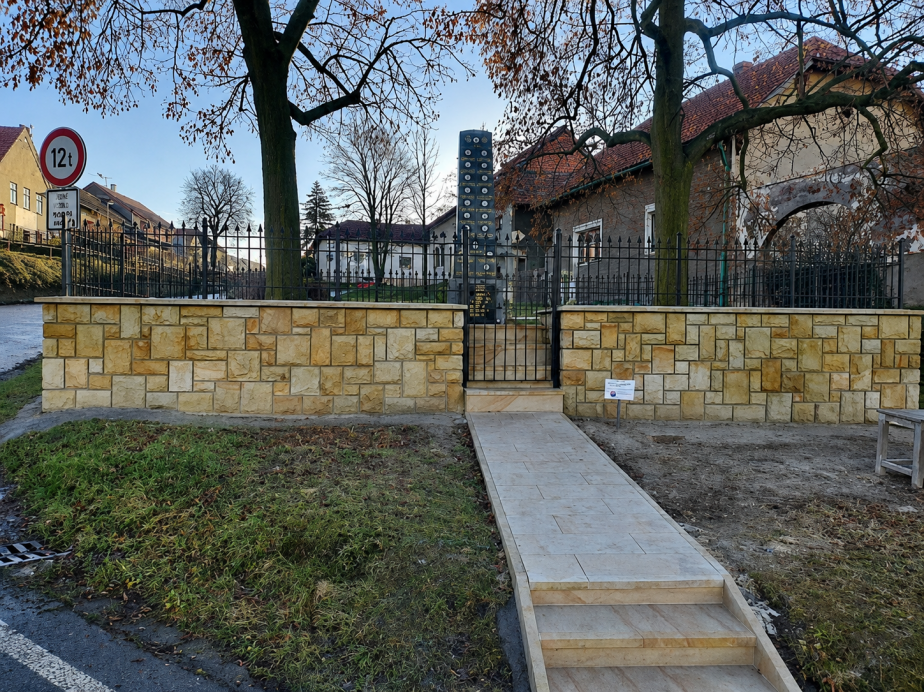 Pohled na aktuální vzhled renovovaného pomníku v Hříškově. 