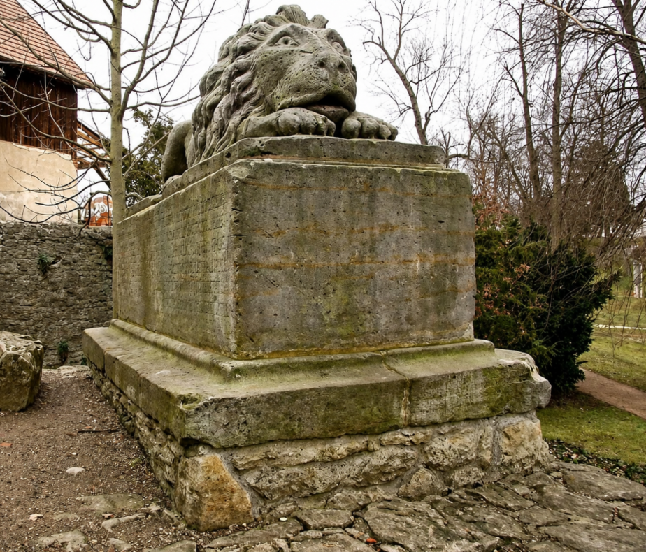 Zadní stěnu podstavce zdobí latinský epitaf připomínající život Františka de Paula z Valdštejna-Vartenberka, jeho vojenskou službu i okolnosti jeho smrti.