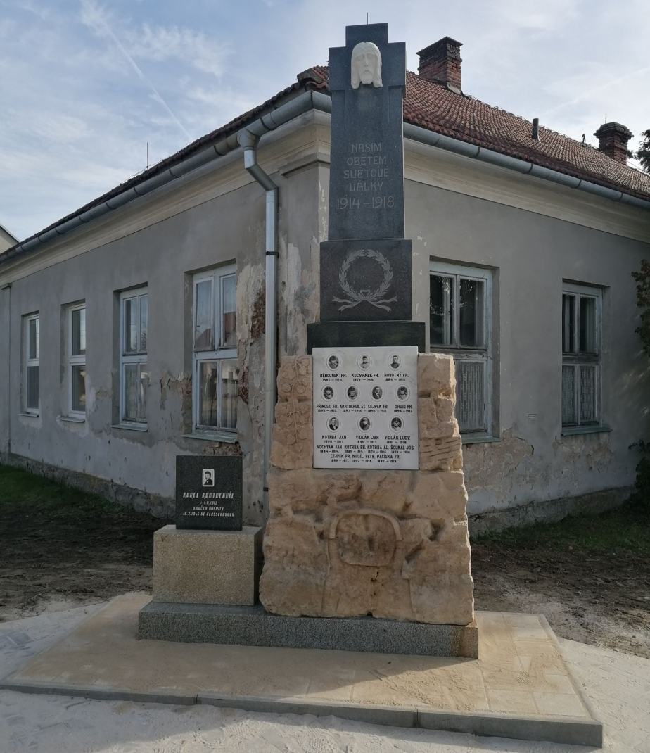 Pohled na pomníky ve Svatoslavi u Třebíče po renovaci. 