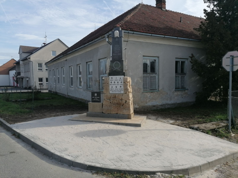 Pohled na pomníky ve Svatoslavi u Třebíče po renovaci. 