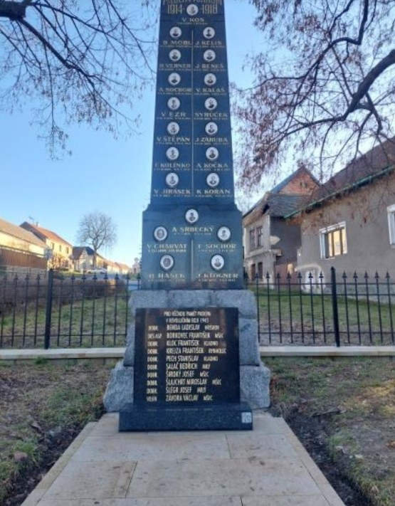 Vlastní renovovaný žulový pomník v Hříškově. 