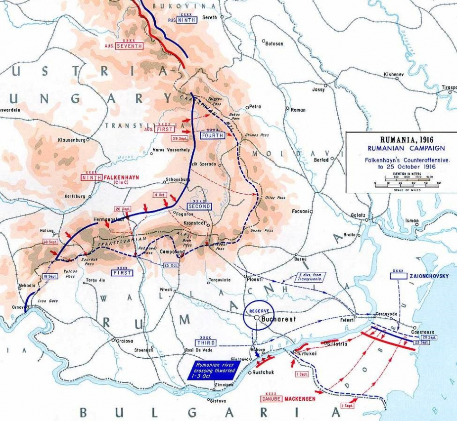Situace na frontě do října 1916. Čerchovaná čára znázorňuje předválečné hranice mezi Rumunskem a R-U. Plná modrá čára vlevo ukazuje mez postupu rumunských armád v září 1916, přerušovaná modrá jejich ústup pod náporem protiofenzívy do 25. října 1916.
