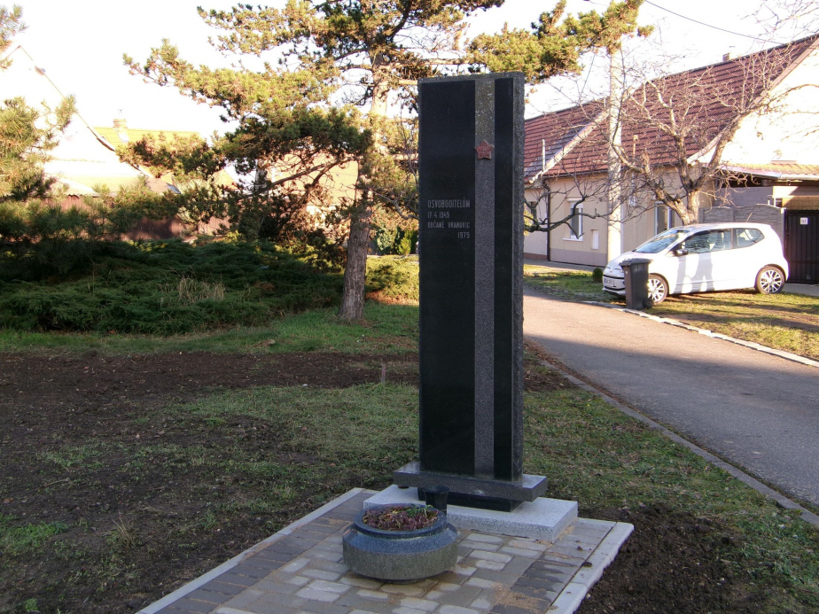 Pohled na pomník padlým sovětským vojákům po renovaci. 