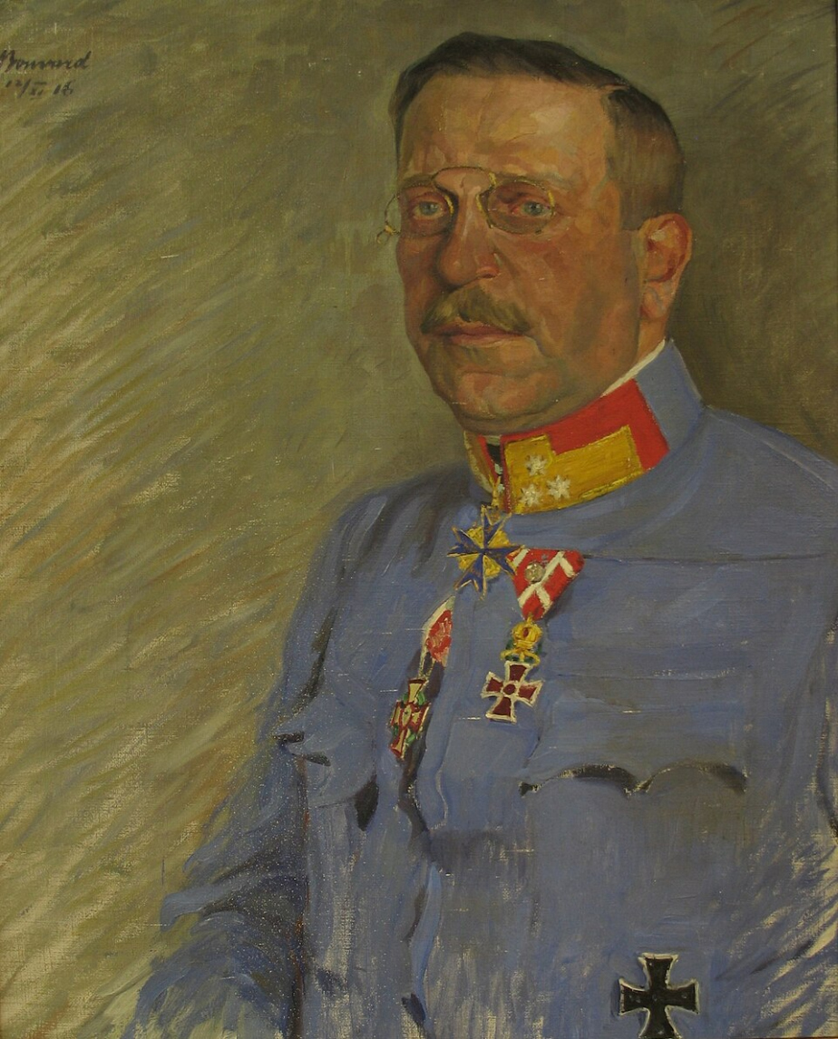Portrét generálplukovníka Arthura Arze von Straußenburg (1857-1935) od malíře Huga von Bouvarda. Byl velitelem R-U 1. armády, která disponovala jen zlomkem sil. V roce 1917 se stal posledním náčelníkem generálního štábu c. a k. armády za I. světové války.