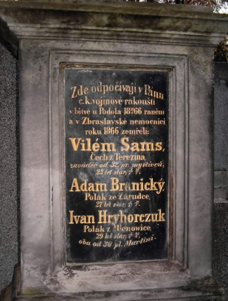Detail náhrobní desky rakouských vojáků na starém zbraslavském hřbitově.