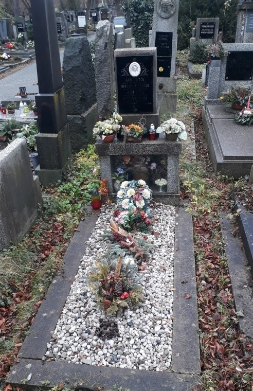 Celek kenotafu letce Stanislava Plzáka v Plzni. 