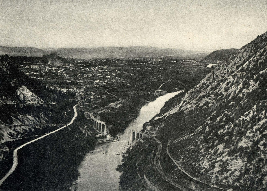 Most zničený ustupujícími rakousko-uherskými vojáky 9. srpna 1916 severně od Gorice.