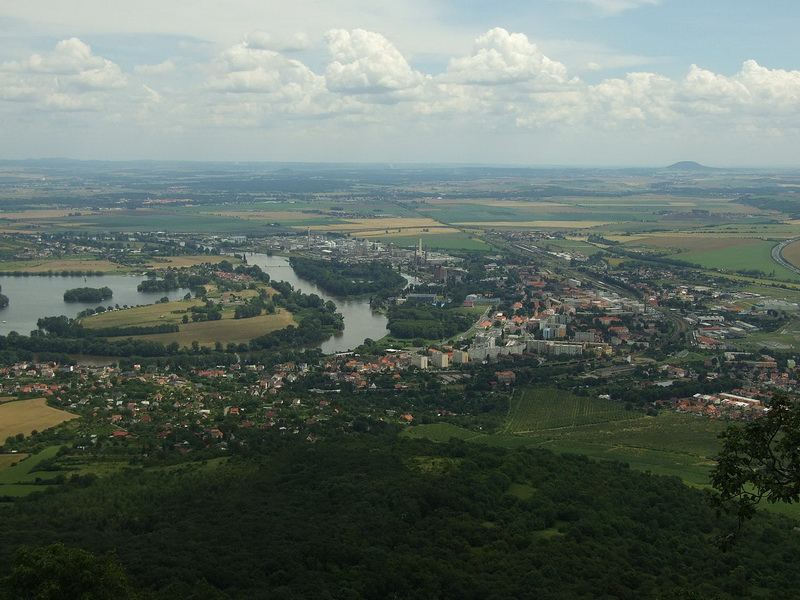 Město Lovosice pohledem z vrcholu Lovoš. V dolní části je svah, na němž došlo k hlavnímu střetu pěchoty.