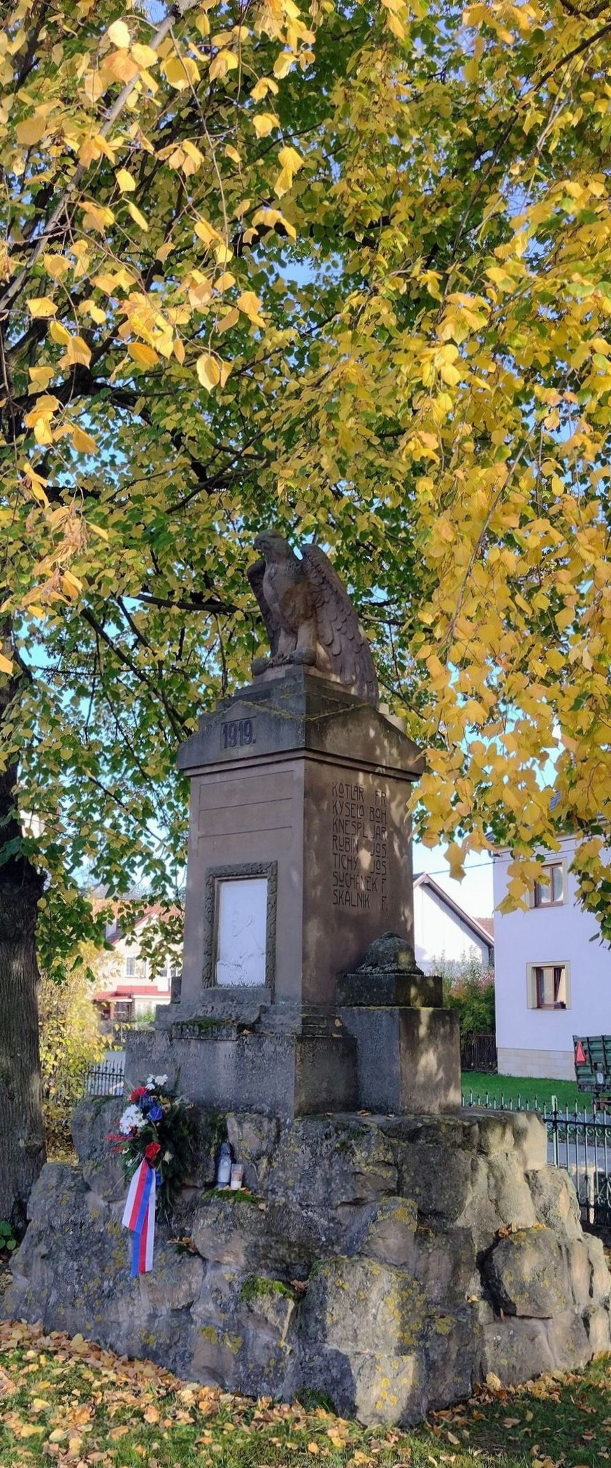 Pohled na pomník v Chomuticích před renovací. 