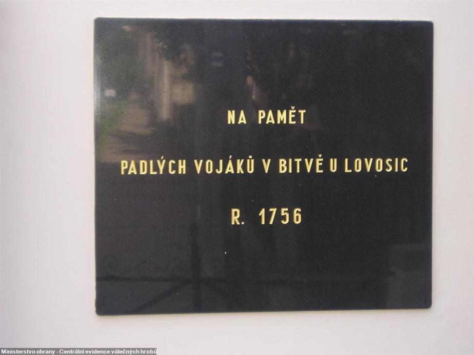 Pamětní deska ze švédské žuly připomíná vojáky padlé v bitvě u Lovosic roku 1756.