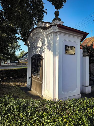 Boční pohled na kapli Panny Marie Einsiedelnské s pamětní deskou připomínající rakouského generála Radicattiho a základní údaje o bitvě u Lovosic.