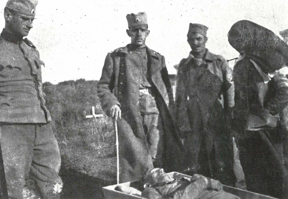 Pohřeb podporučíka Václava Ždimery, který padl během bojů v Dobrudži v září 1916. Nad hlavou padlého stojí kapitán Radola Gajda.