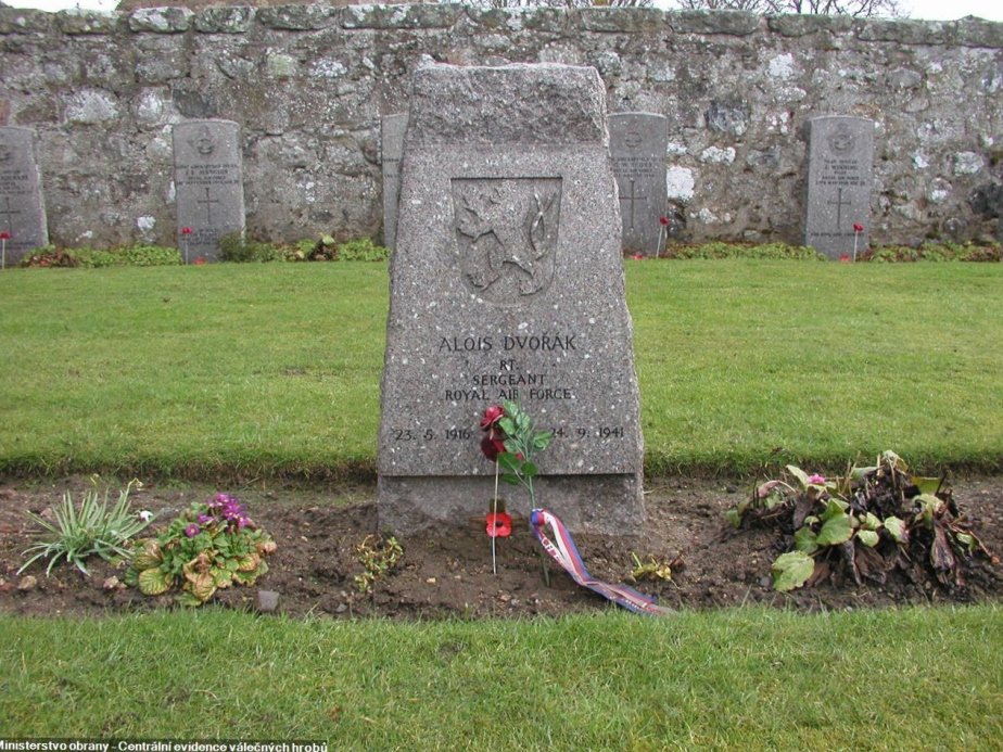 Letec Alois Dvořák je pohřben na hřbitově v Dyce (Dyce Old Churchyard) v hrabství Aberdeenshire ve Velké Británii. Hrobové místo je označeno číslem 29. 