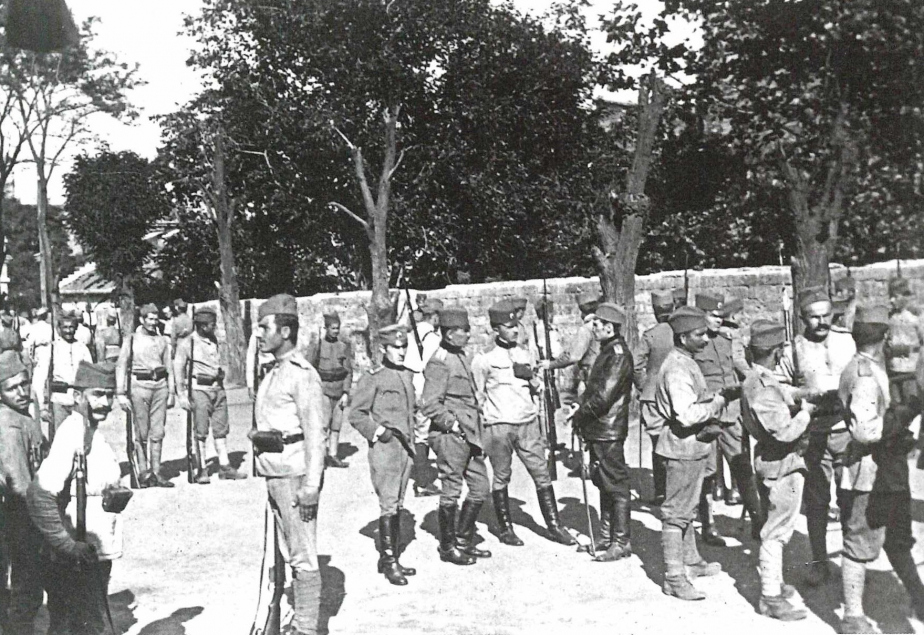 Výcvik příslušníků 1. srbské dobrovolnické divize před jejich nasazením v Dobrudži, srpen 1916.
