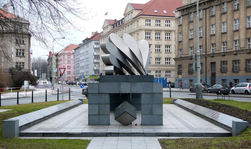 Jméno Aloise Dvořáka je zvěčněno i na pomníku letců v Praze-Bubenči. 
