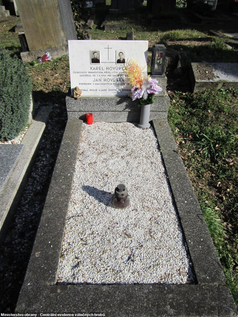 Hrobové místo Karla a Jana Hovůrkových v Přerově.