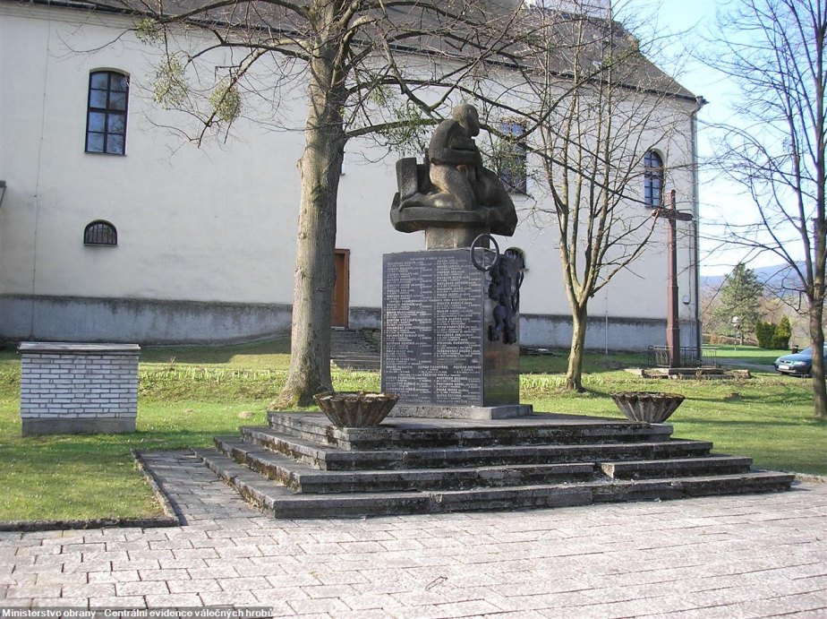 Pomníku v Pražmu připomíná také Rudolfa Koloničného.