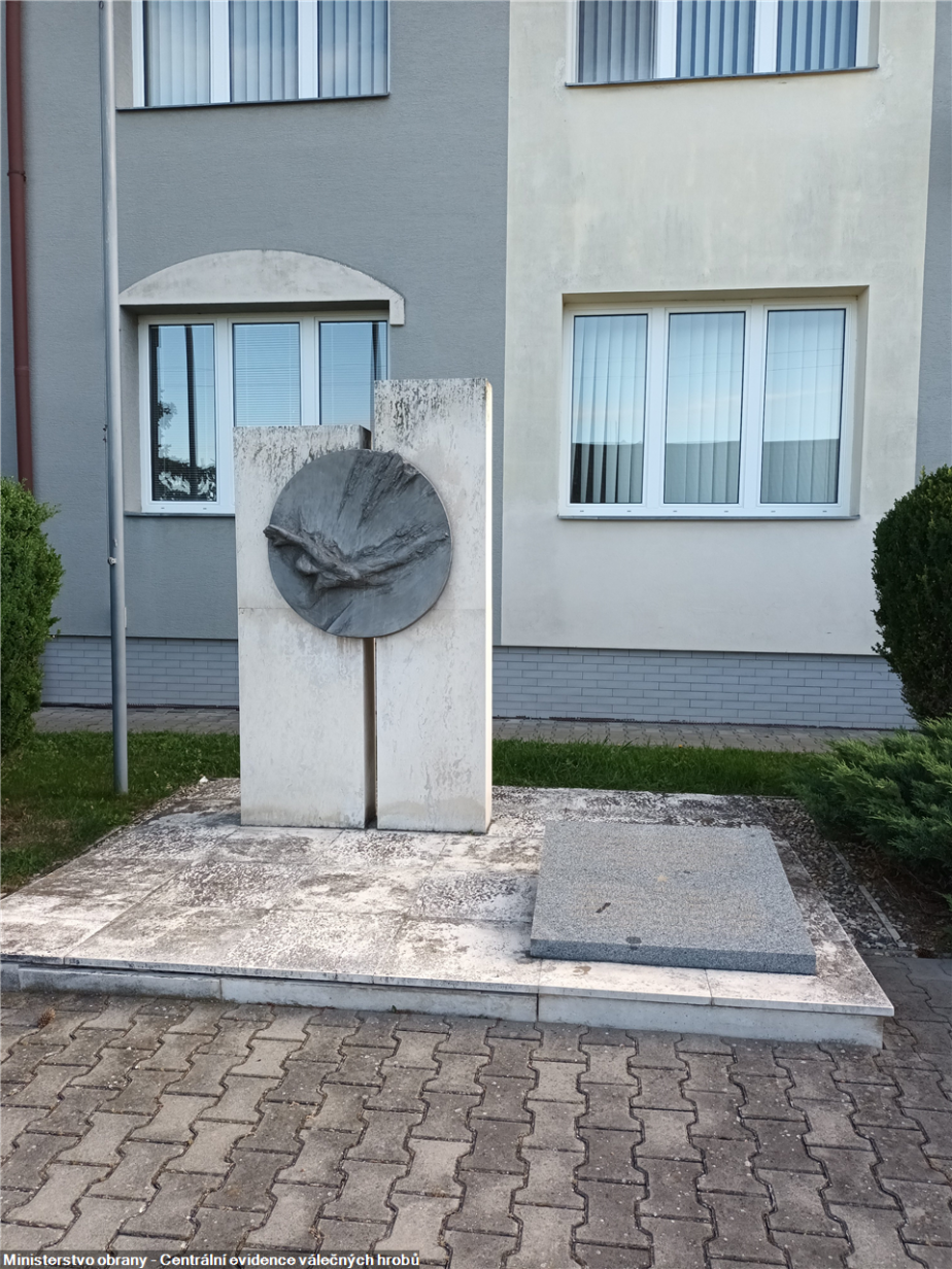 Pomník připomínající výsadek S/1-R a jeho spolupracovníky v Dřínově.