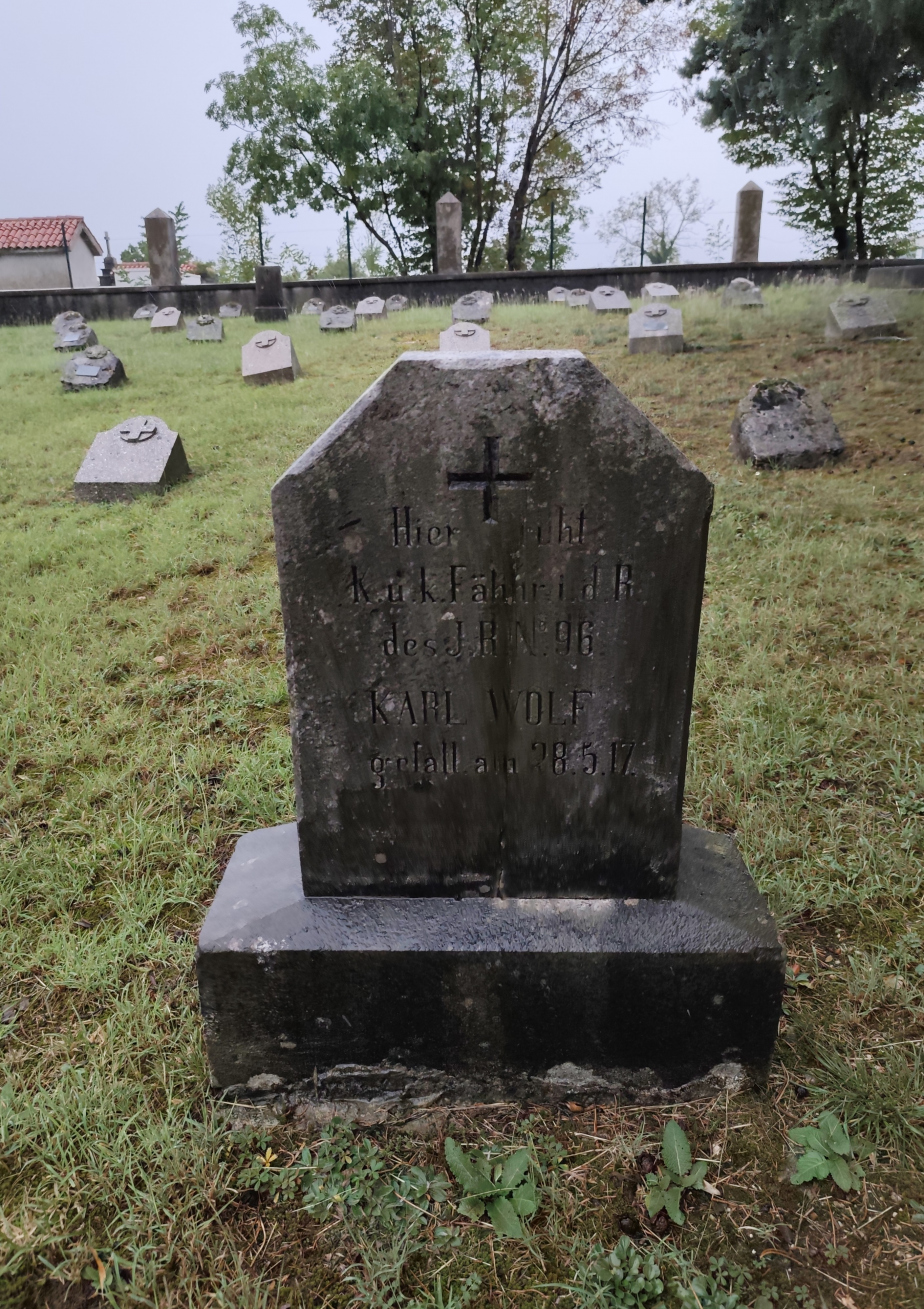 Hrob praporčíka Karla Wolfa na hřbitově v Črniče.