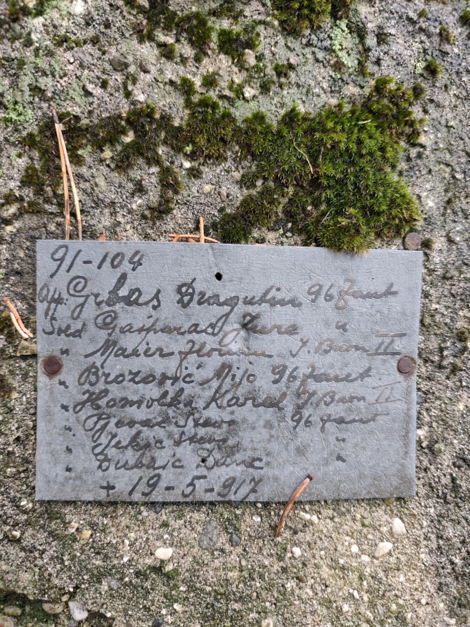 Detail nápisové destičky na hrobu Karla Homolky na hřbitově v Črniče.