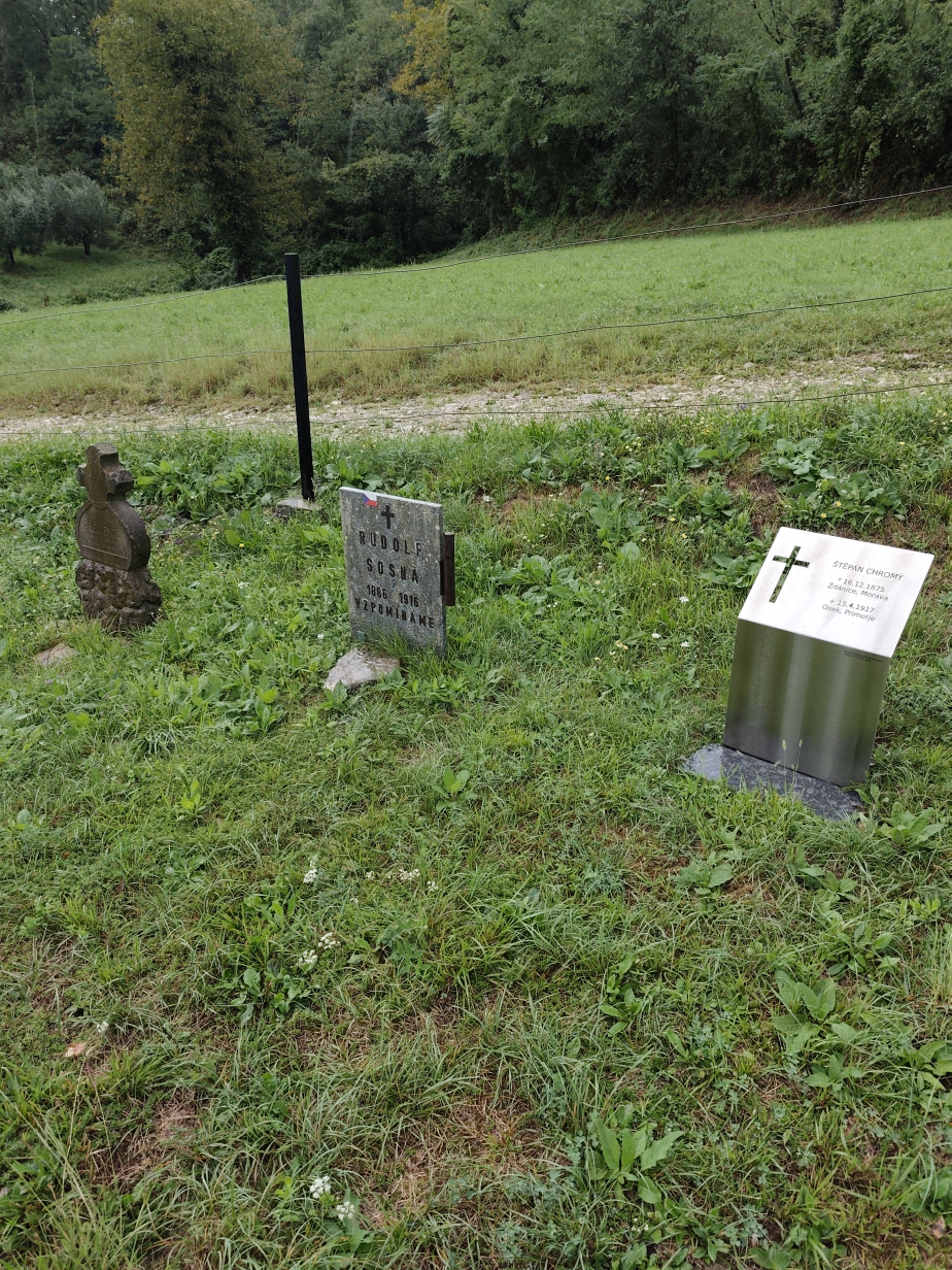 Náhrobky na hřbitově v Oseku u Gorice instalované pravděpodobně rodinnými příslušníky.
