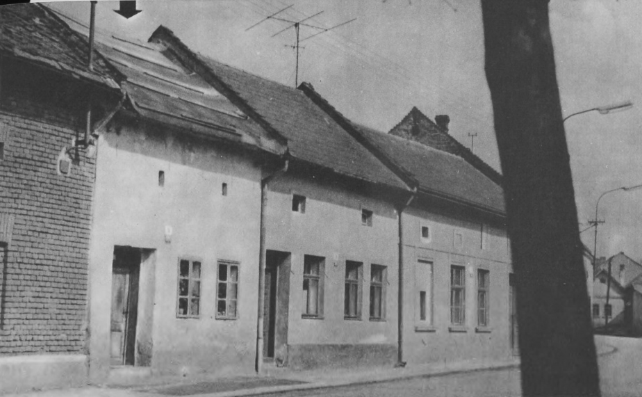 První dveře zleva je domek Marie Ticháčkové-Hovůrkové v přerovské ulici Ke kapličce 5, kde došlo 1. 10. 1941 k boji Karla Hovůrky s gestapem.