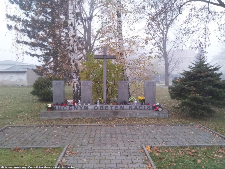 Na pomníku umučeným obětem nacismu v Ostravě Mariánských Horách je připomenut František Ryš, manželka Anna a bratr Rudolf.