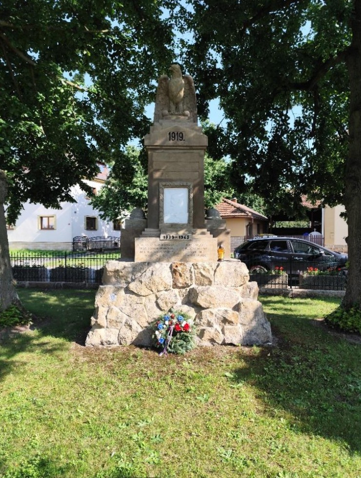 Pohled na renovovaný pomník v Chomuticích. 
